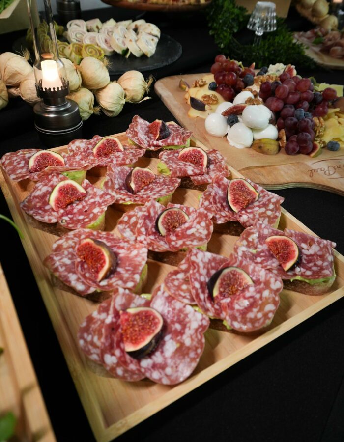 Canapés mit Salami und Feigen auf einem festlichen Antipasti-Buffet