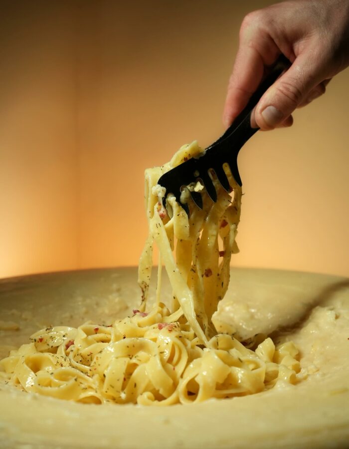 Frische Pasta wird direkt aus dem Parmesanlaib serviert