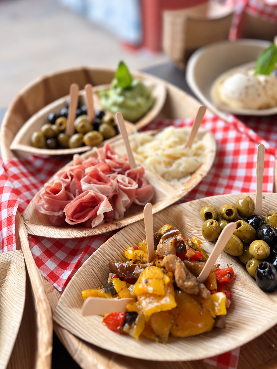 fingerfood-03-antipasti Antipasti in kleinen Schalen mit Schinken, Oliven und mariniertem Gemüse
