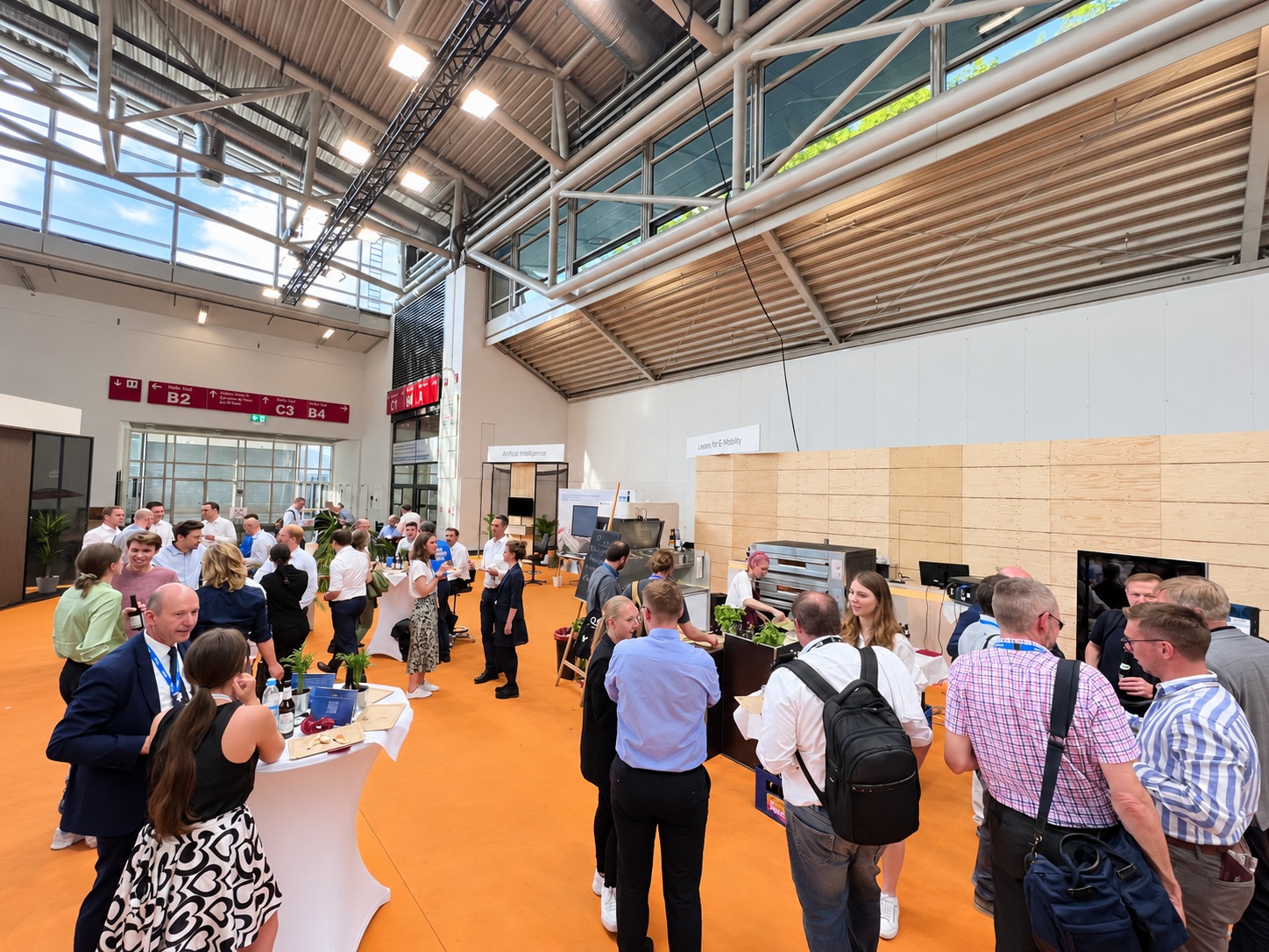 lasermesse-gaeste Gäste im Gespräch beim Messecatering von Pizza Innovazione auf der Lasermesse