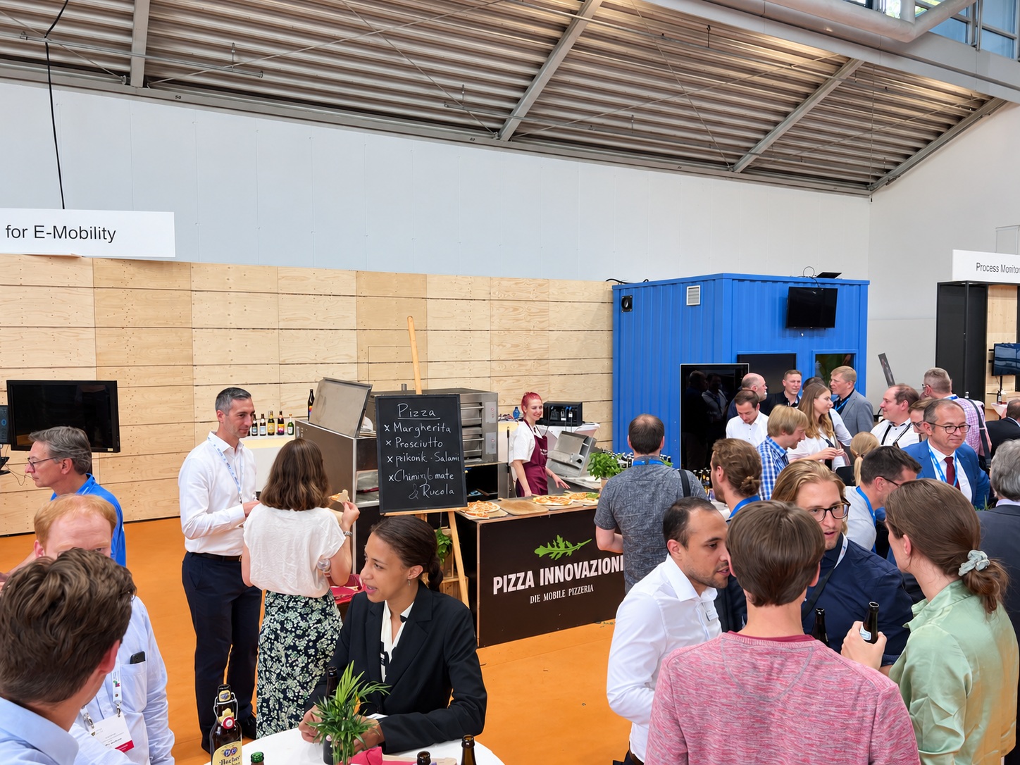 lasermesse-pizza-ausgabe Frische Pizza und Gäste am Catering-Stand von Pizza Innovazione auf der Lasermesse
