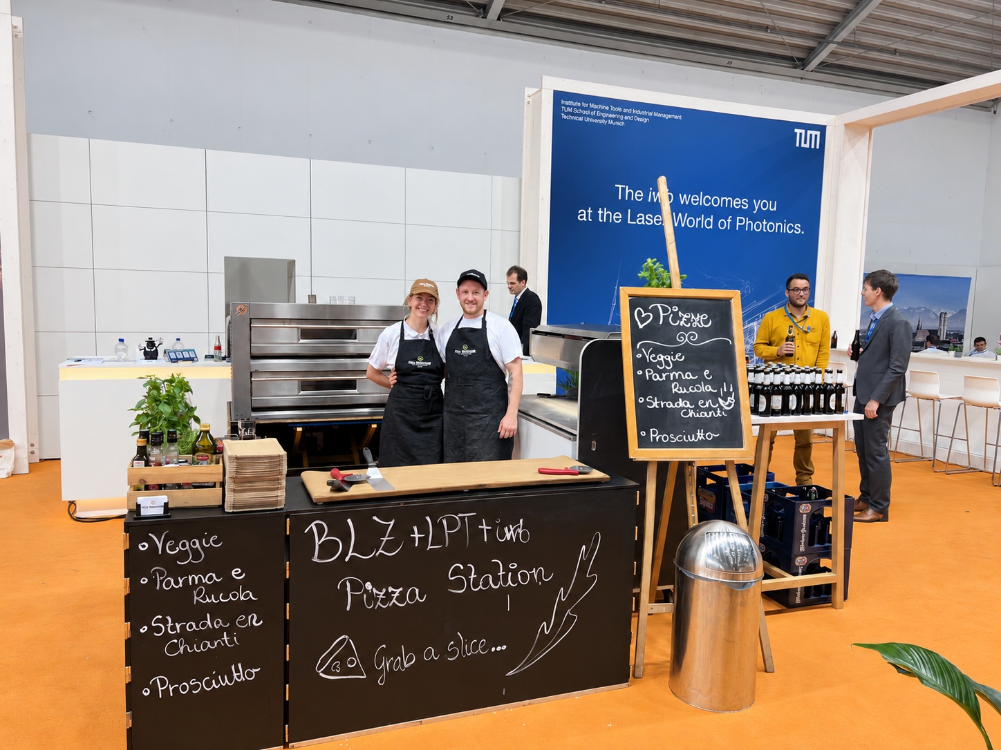 lasermesse-team-einstieg Pizza Innovazione Team an der Pizza-Station auf der Laser World of Photonics