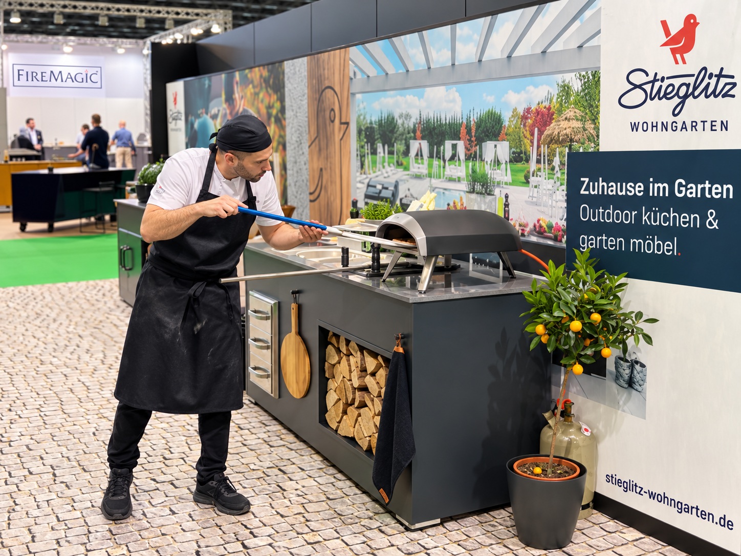 messe-live-cooking-stieglitz Pizzabäcker von Pizza Innovazione beim Live-Cooking am Messestand von Stieglitz Wohngarten